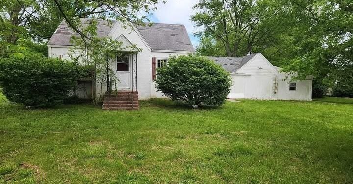 2-Bedroom Home on 1 Acre Just Outside Town