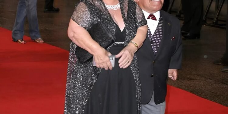 The actor, who is only 112 cm tall, married a woman who was just a few centimeters taller than him 😲. The dwarf couple had two children, although doctors had warned that the children might inherit the dwarfish traits from their parents 😲 How the children of this unusual couple look was shown in the first comment 👇👇
