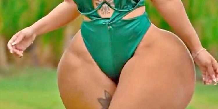 A living blow-up doll: the buttocks of 29-year-old model Gracie Bone from Panama are on the verge of exploding!